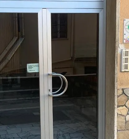 アパート Ylli House